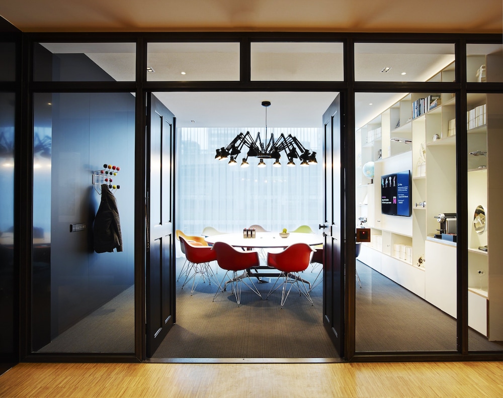 CITIZENM SCHIPHOL AIRPORT HOTEL 19/53
