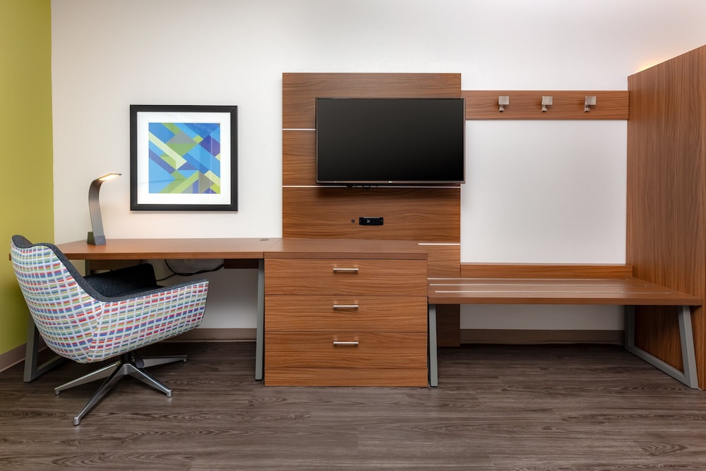 HOLIDAY INN EXPRESS CALHOUN SOUTH 68/82
