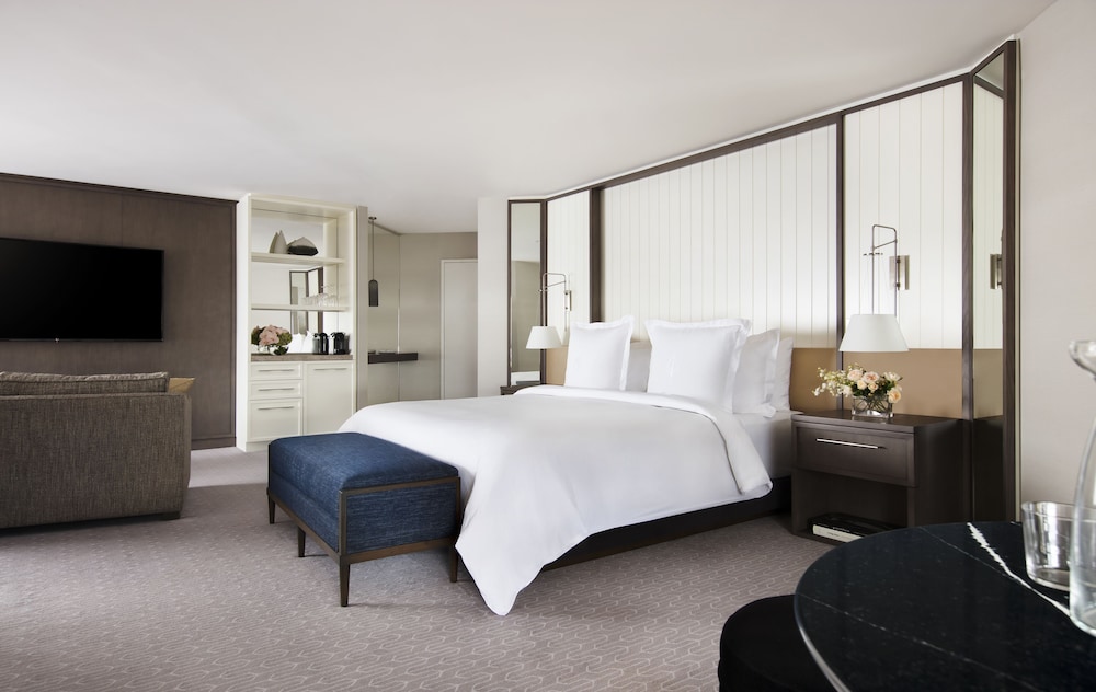 SYDNEY, STUDIO, SUITE, PARTIAL HARBOUR VIEW