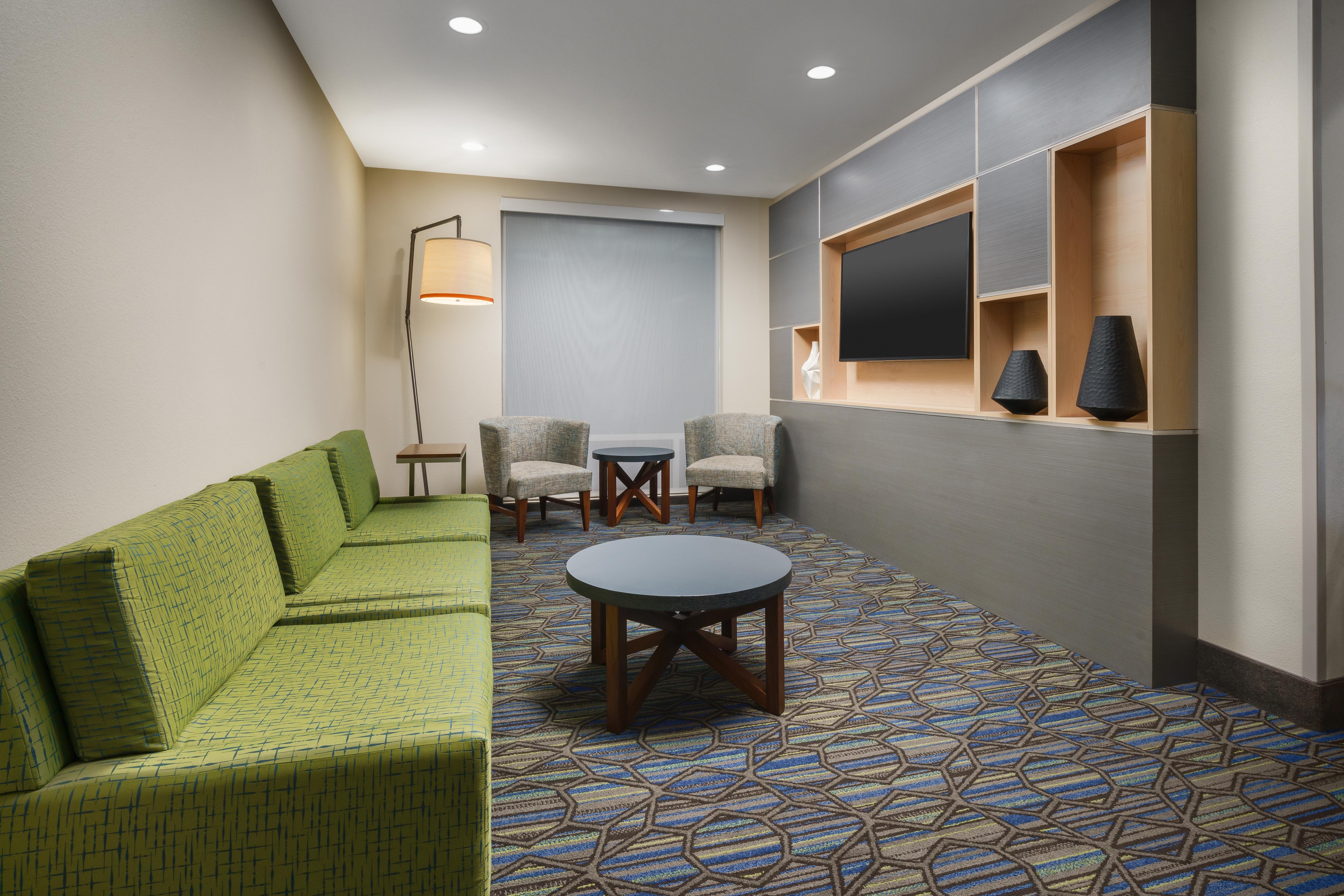Holiday Inn Express & Suites Oakhurst Yosemite Park Area 30/48