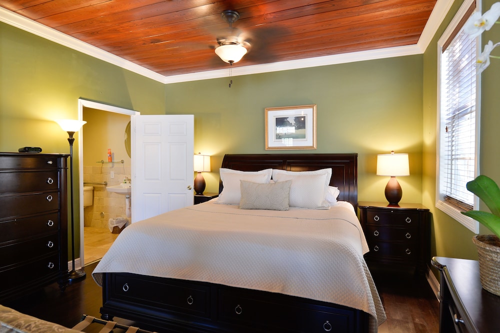 Palmer, Suite, King Bed, Kitchen, Accessible