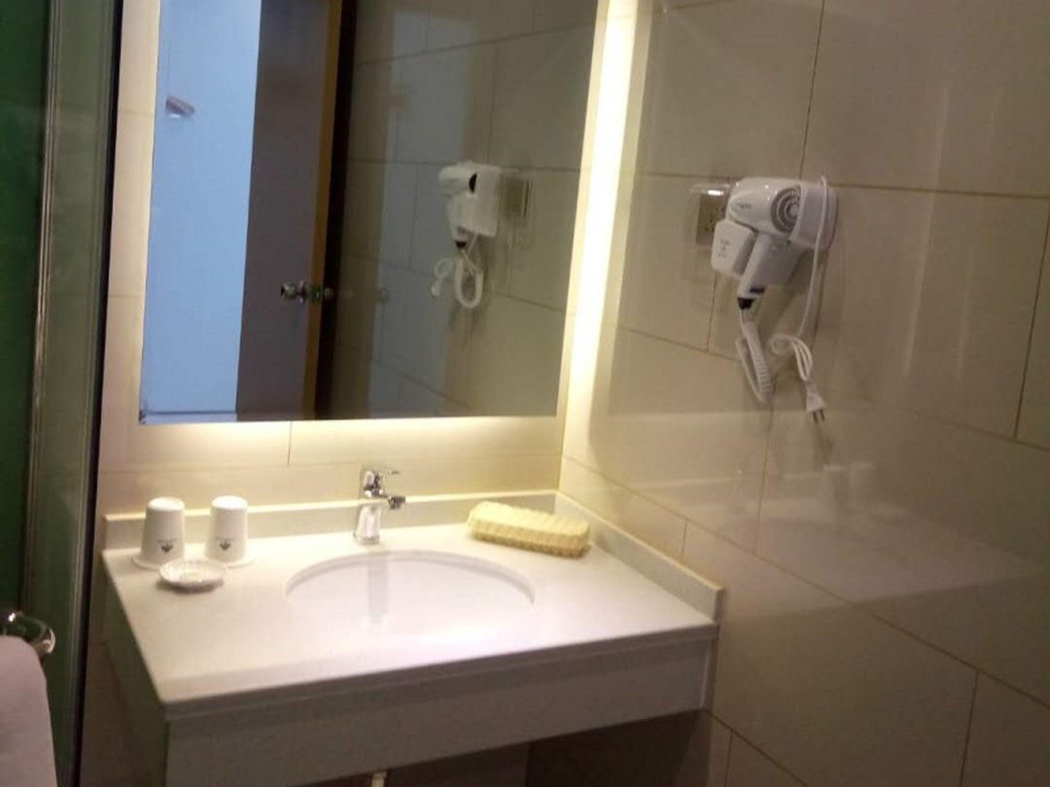 GreenTree Inn Qingdao Jiaozhou Jiaoping Road Aviation Industry Park Express Hotel 14/16