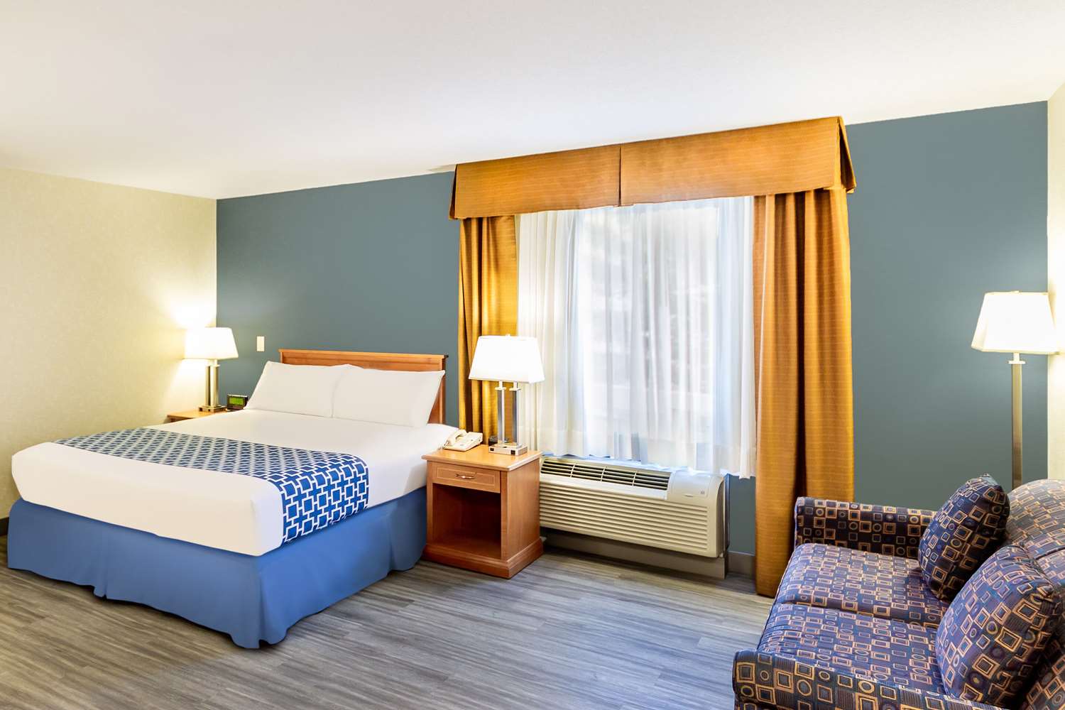 Efficiency, Suite, Queen Bed