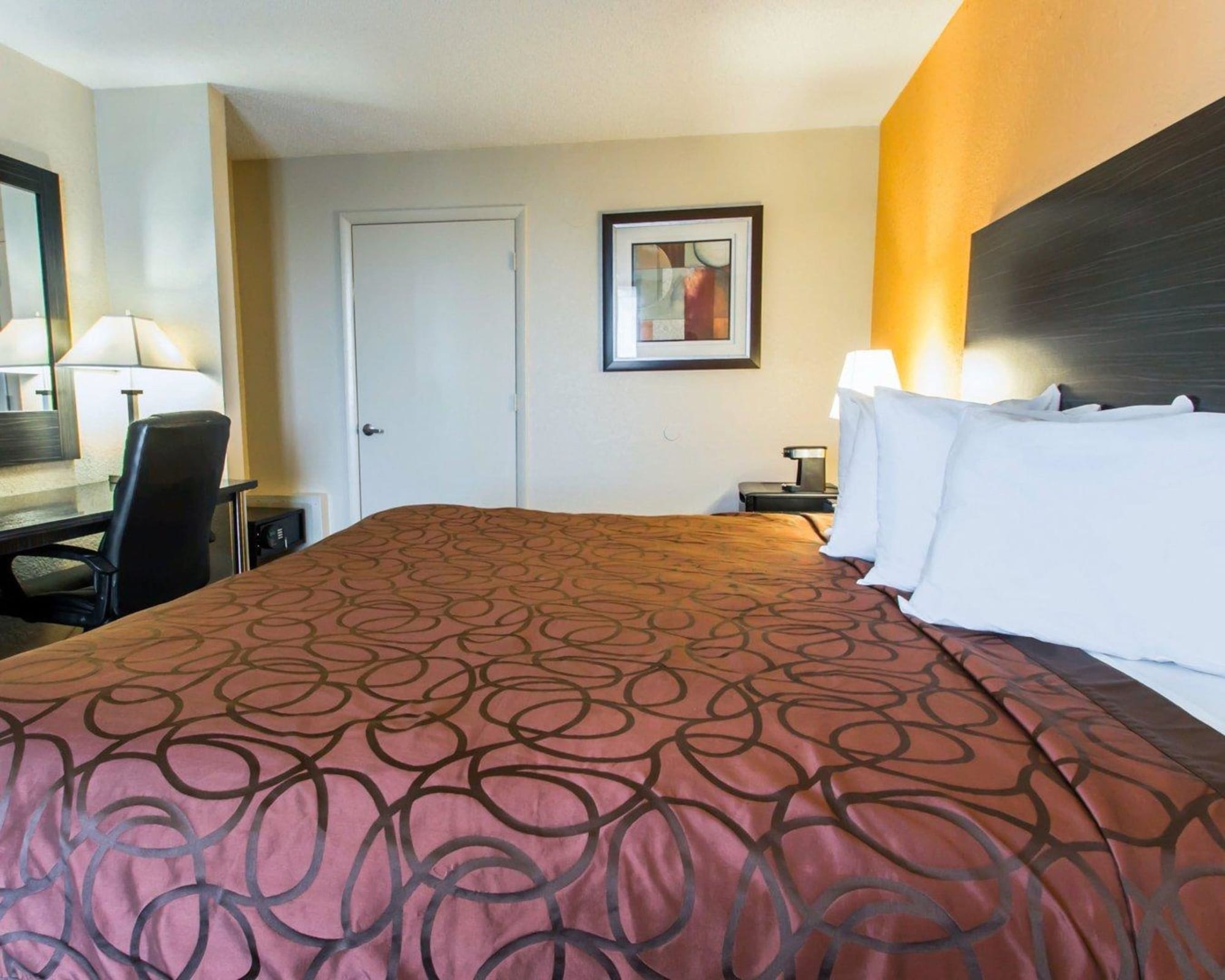 ROOM, KING BED