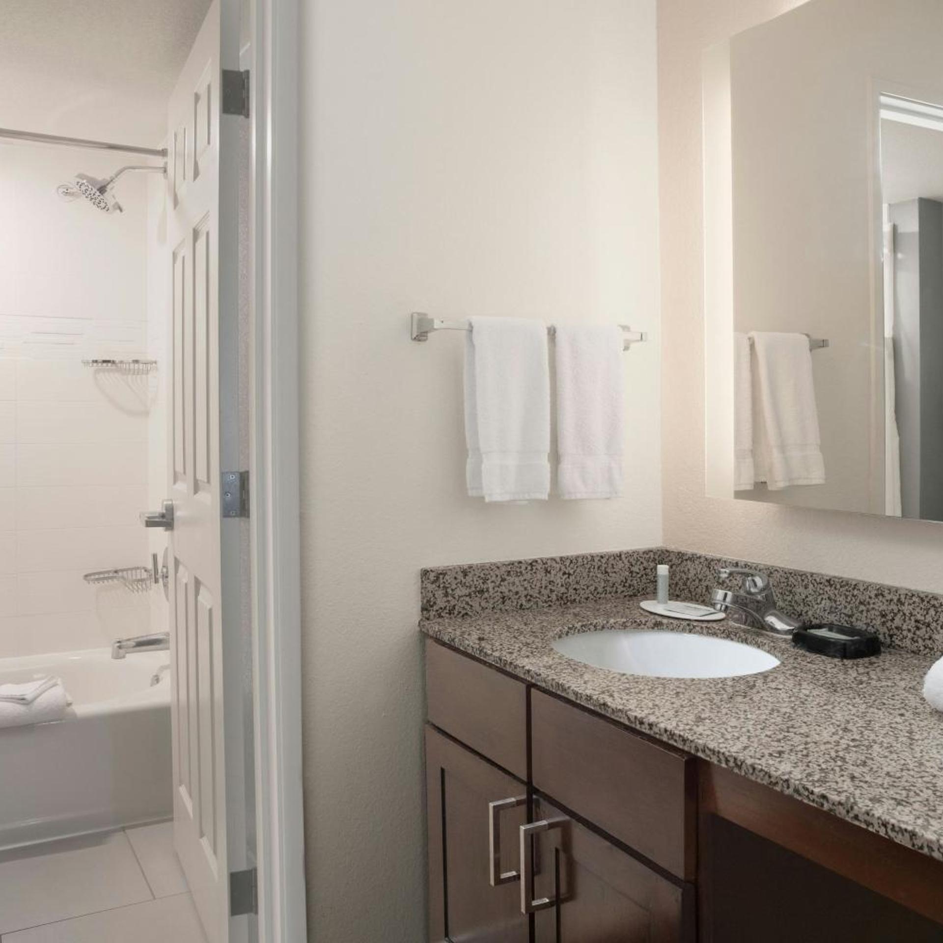 استوديو بسرير كوين مع أريكة بحوض استحمام لذوي الإعاقة، Residence Inn San Antonio Airport 2/5
