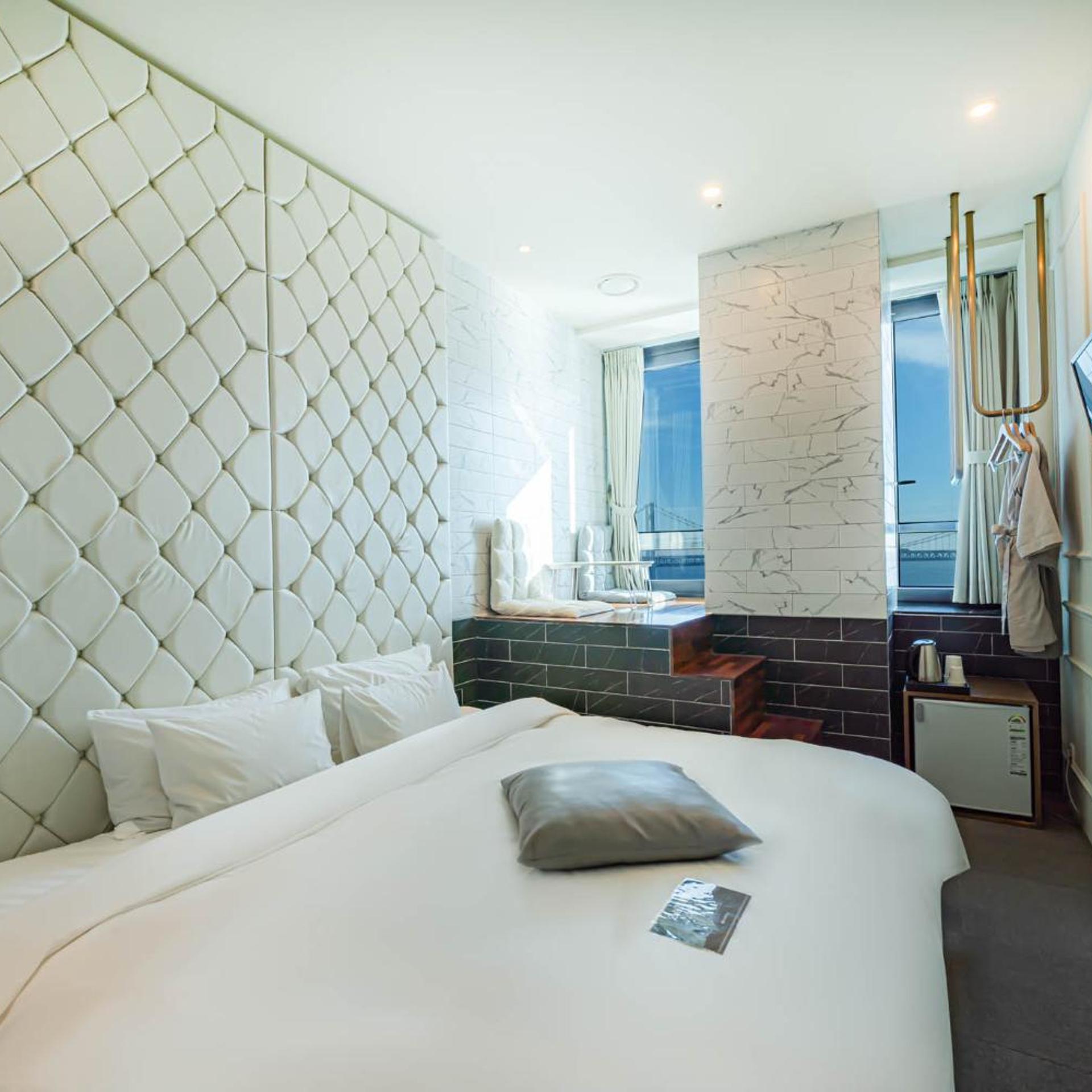 Standard, King Bed, Sea View, H Avenue 6/10
