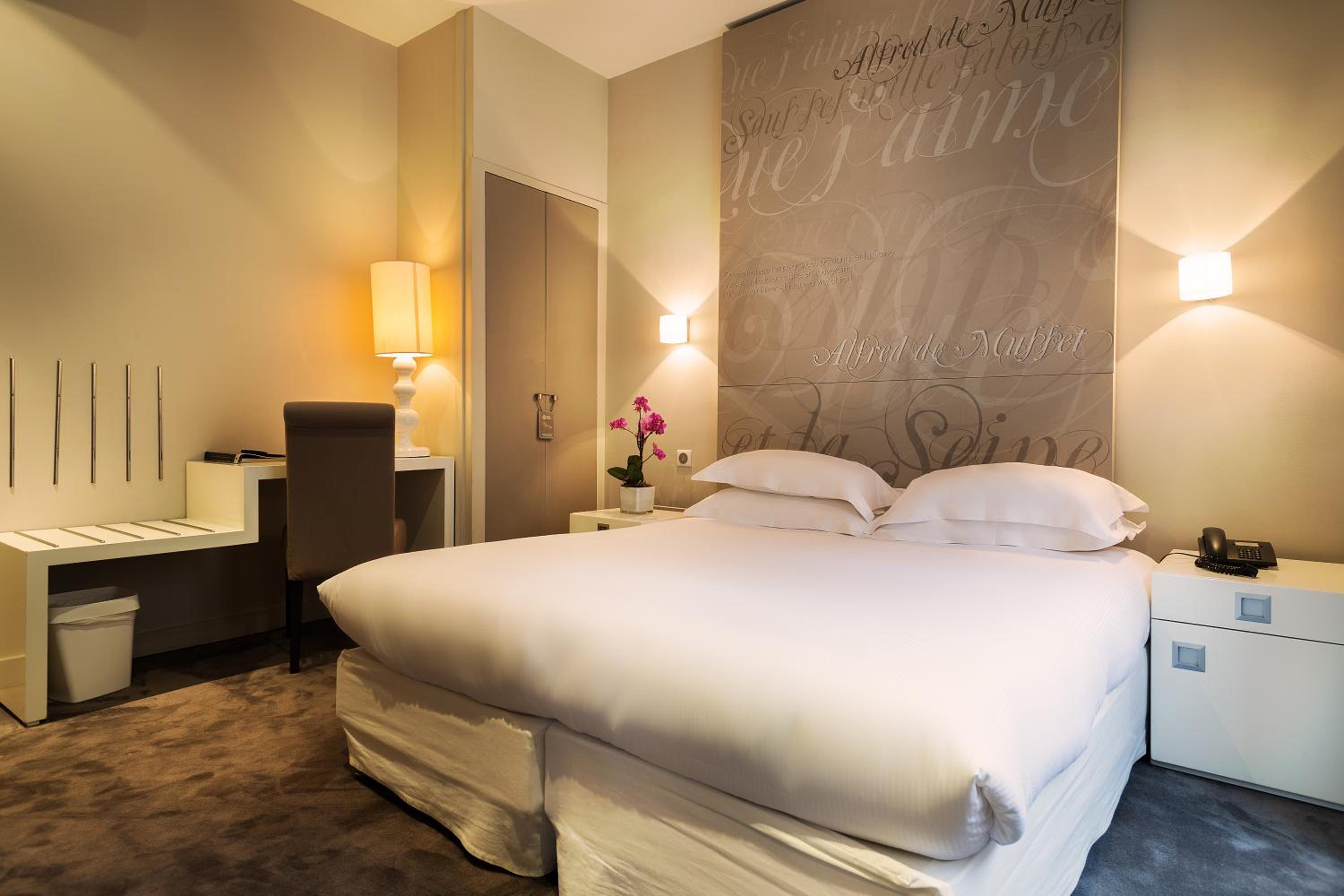 Executive, Queen Bed, Eiffel View