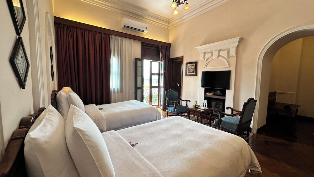 CENTURY, RIVER, DELUXE, TWIN BEDS