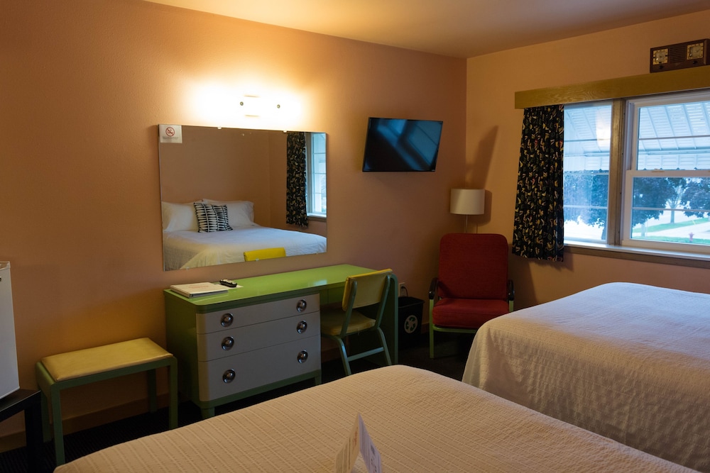 Room, 1 Queen and 1 Double Bed, Holiday Music Motel 6/7