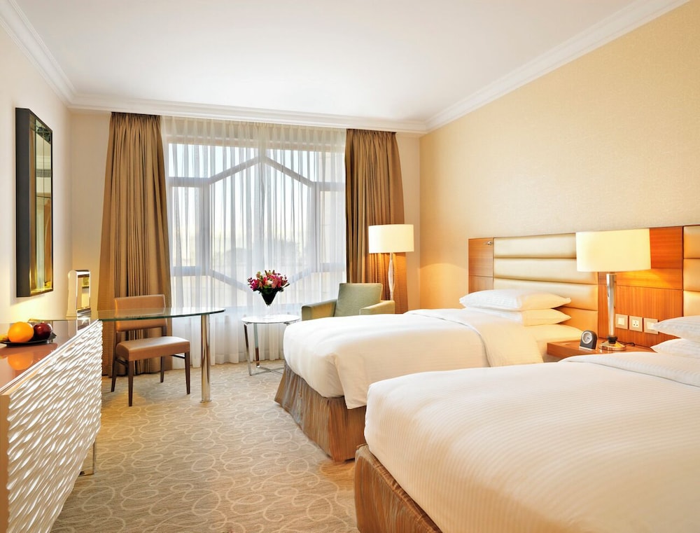 GRAND, TWIN BEDS, POOL SIDE, POOL ACCESS