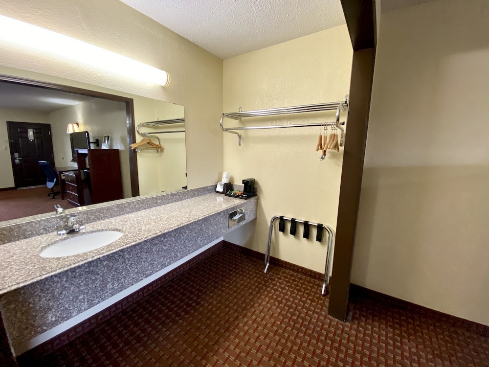 Super 8 By Wyndham Shawnee 9/48