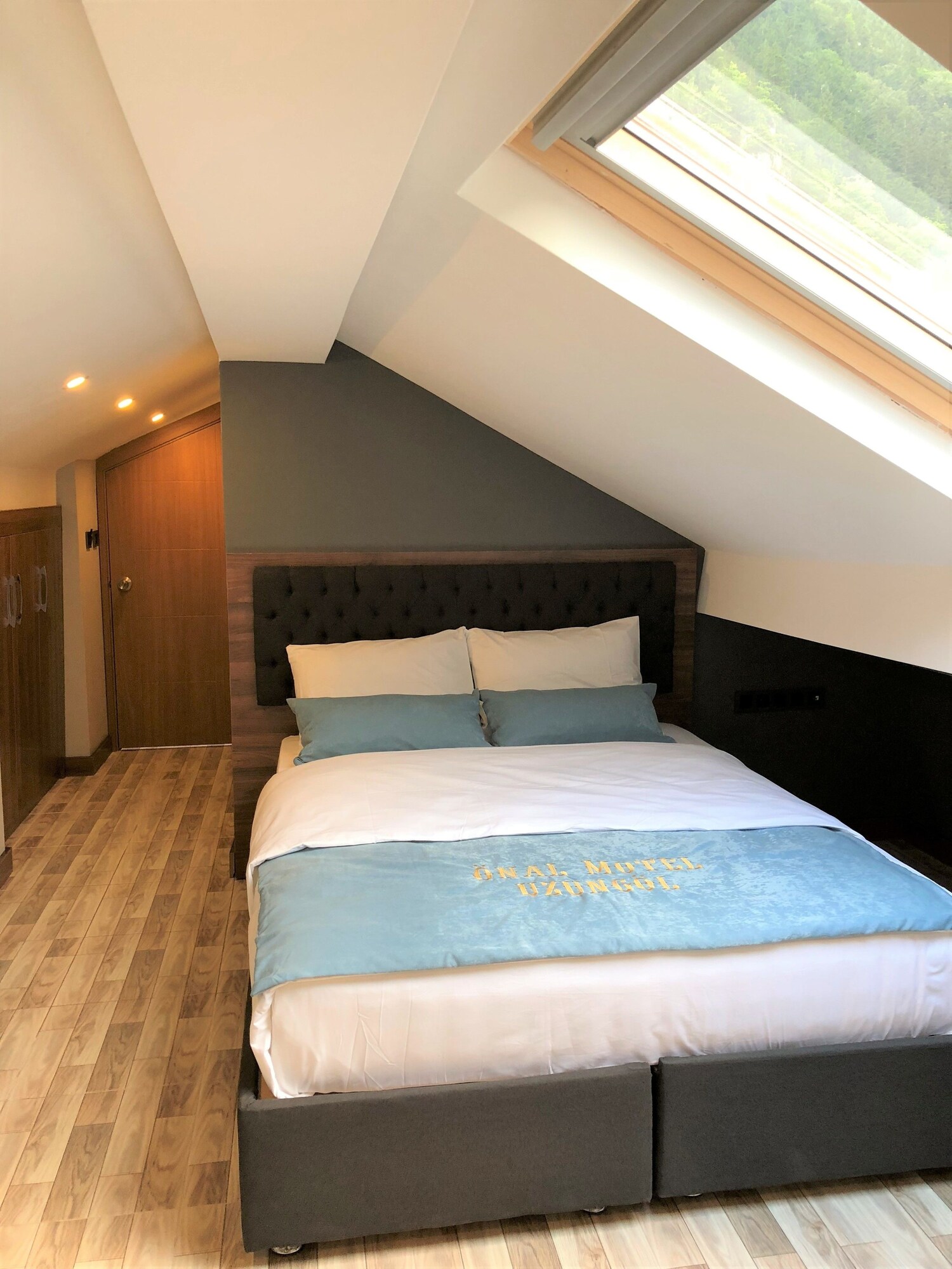 DELUXE, TRIPLE, LAKE VIEW, TERRACE FLOOR