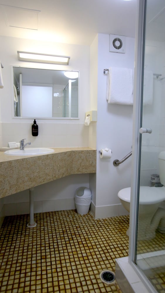 Tweed Harbour Motor Inn 56/57