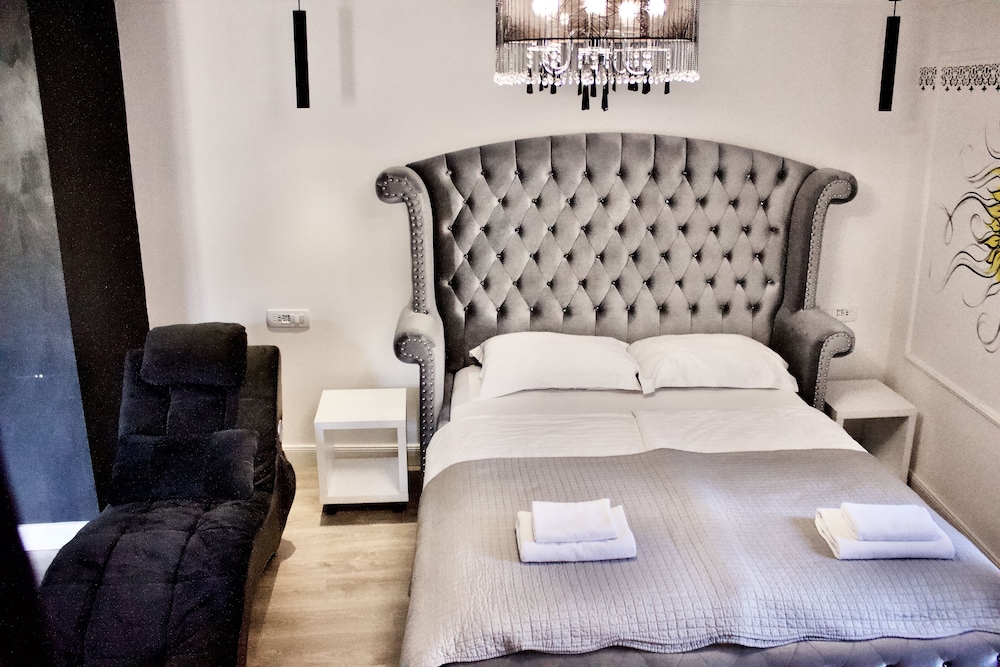 Grand, Suite, Queen Bed, Sofa, Balcony, Private Wing، Galeria Valeria Seaside Downtown - MAG Quaint & Elegant Boutique Hotels 3/4