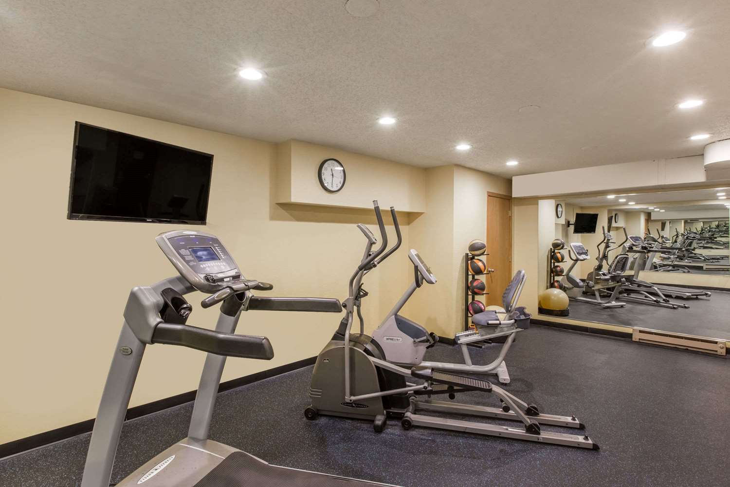 Days Inn By Wyndham Pierre 19/33