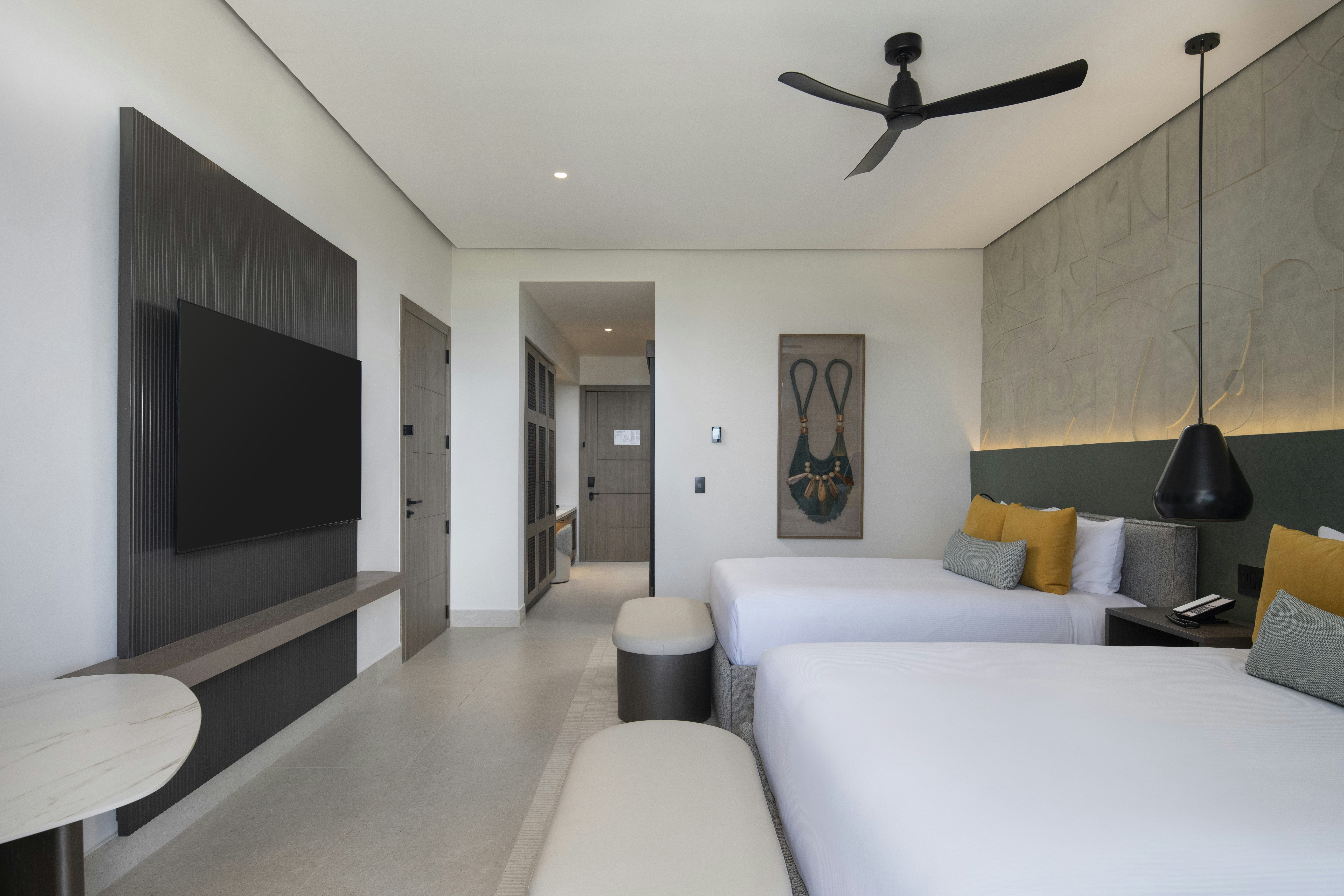 Club, Azure, 2 Queen Beds, Ocean View 2/8