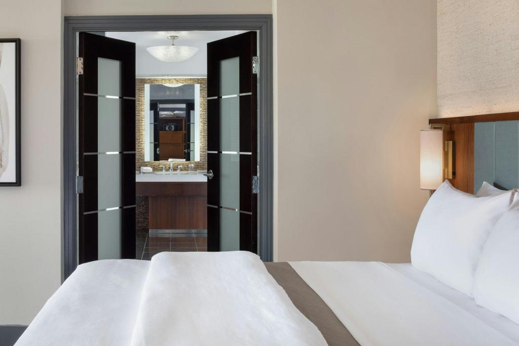 1 Bedroom, Presidential, Suite, King Bed, City View, Balcony, Club Floor