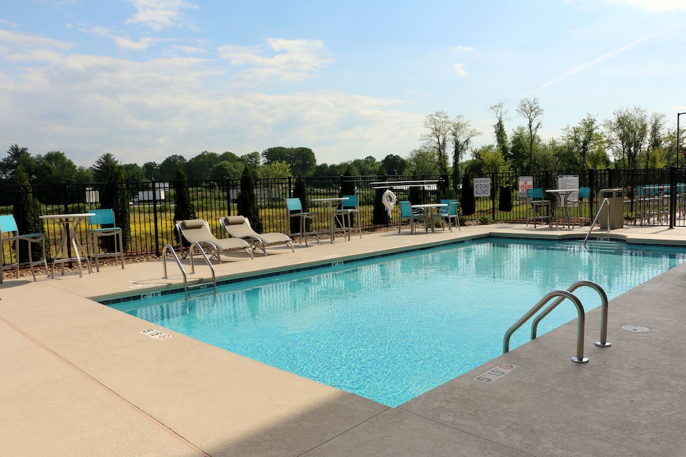 HOLIDAY INN EXPRESS & SUITES HENDERSONVILLE SE - FLAT ROCK 5/52