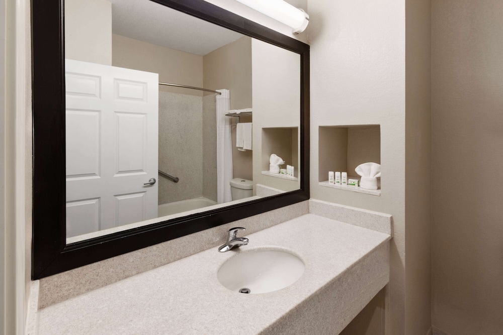 Baymont by Wyndham Houston Brookhollow 80/80