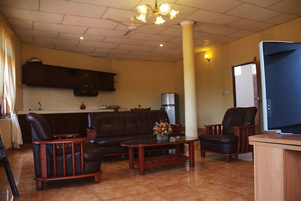 Red Rose Hotel 15/30