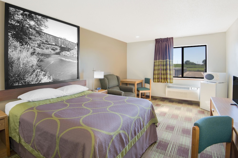 Super 8 by Wyndham Toledo 5/20