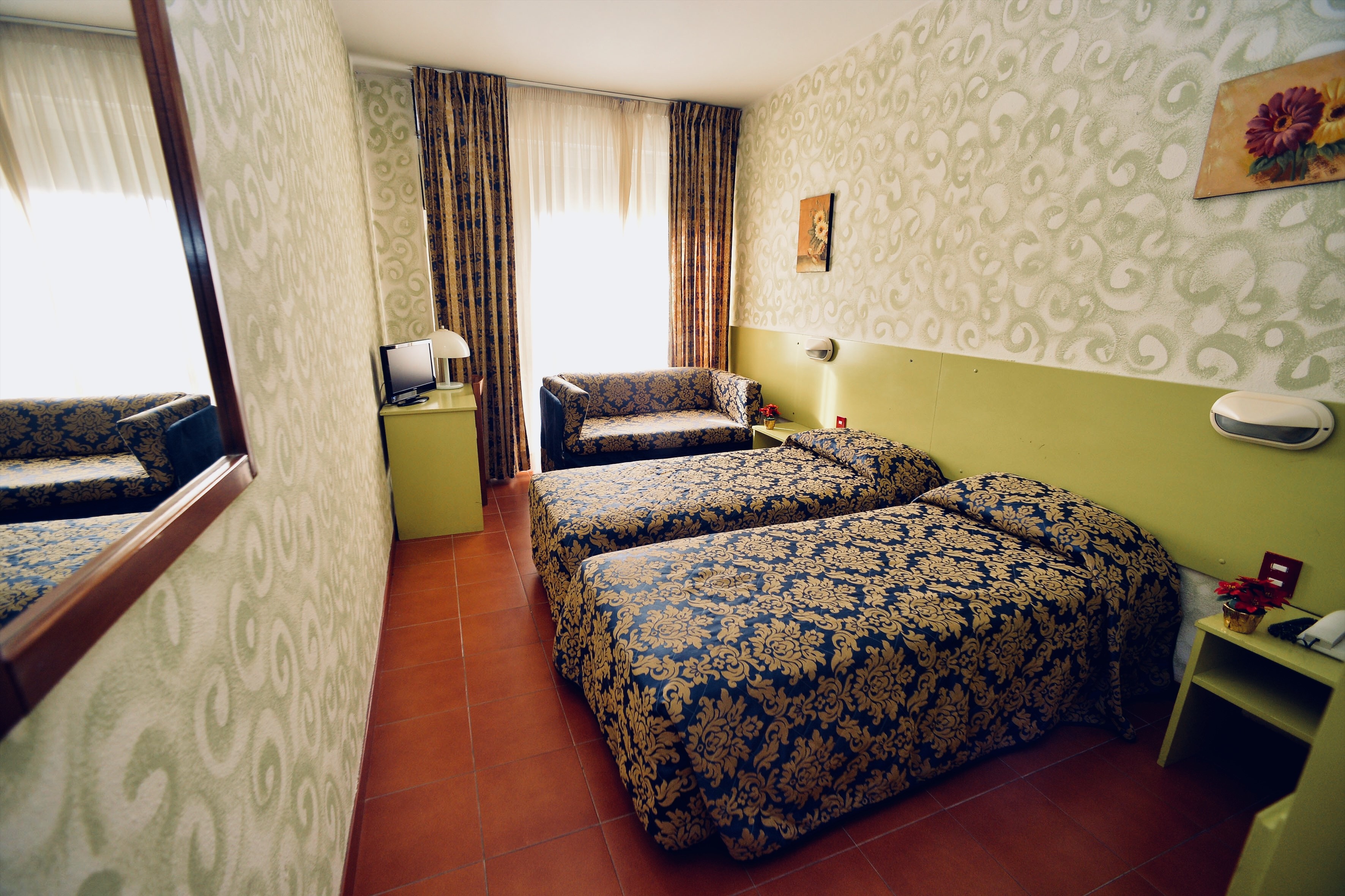 غرفة قياسية بسريرين منفصلين