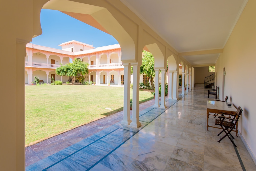 Hotel Dev Vilas 61/72