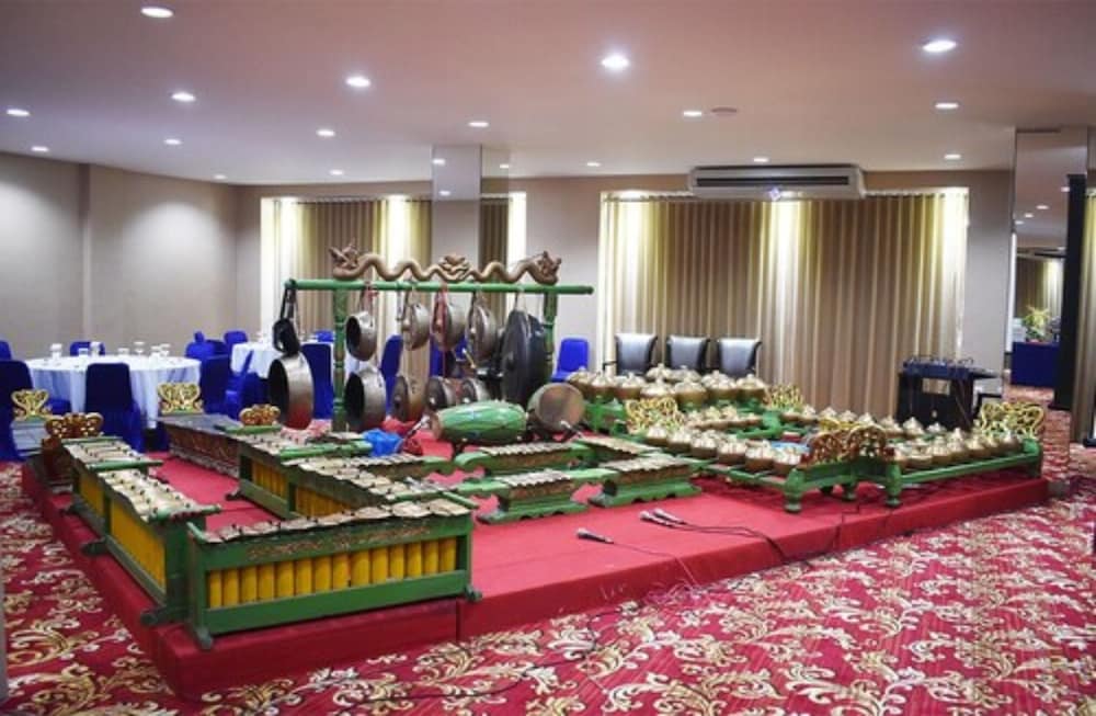 Surabaya Suites Hotel Powered by Archipelago 63/66