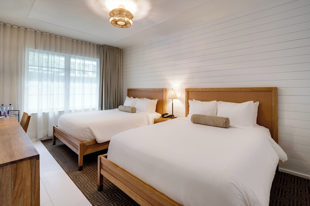 DELUXE, 2 QUEEN BEDS, PARK VIEW
