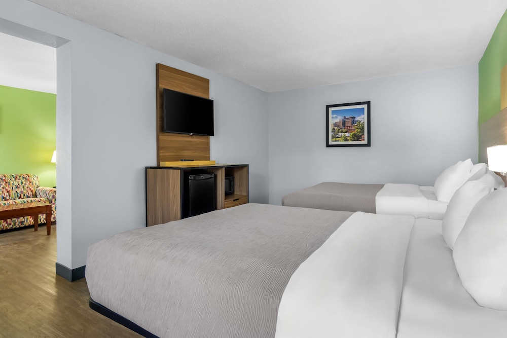 Suite, 2 Queen Beds, Sofa, Large, Quality Inn & Suites Greenville - Haywood Mall 2/6