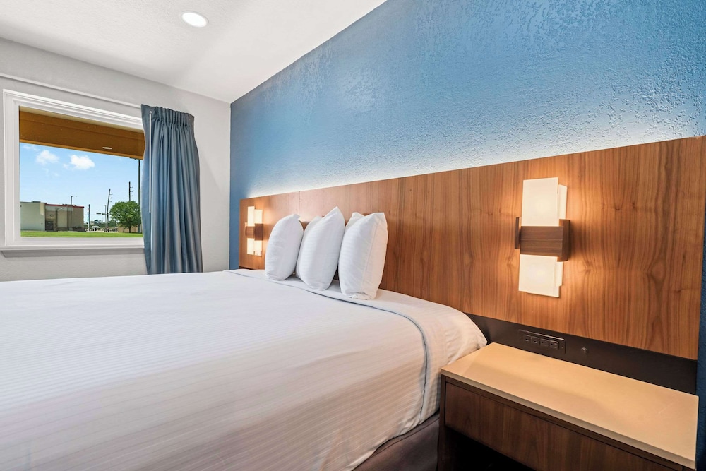Econo Lodge Inn & Suites Sealy 38/52