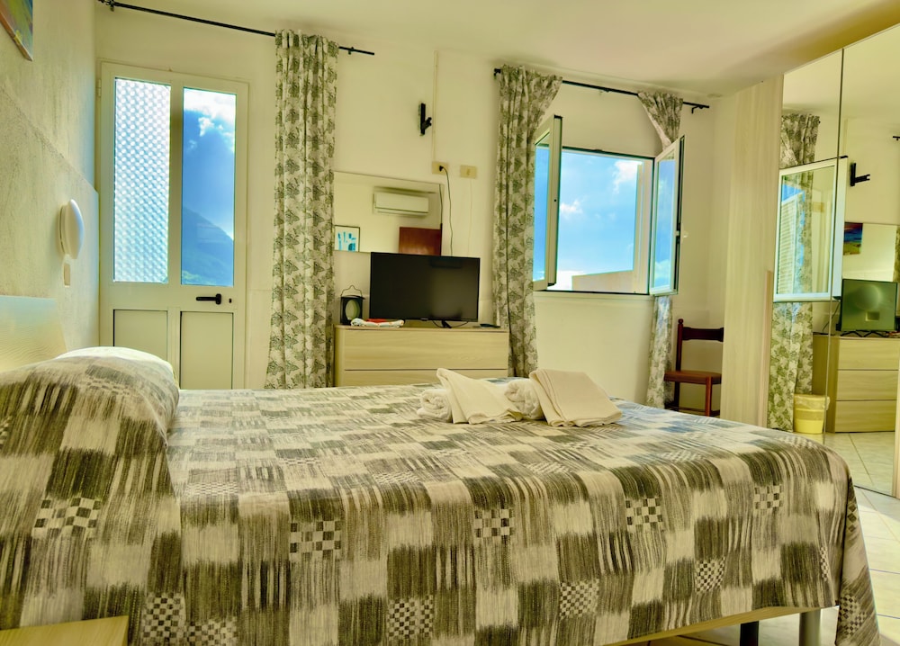 Deluxe, King Bed