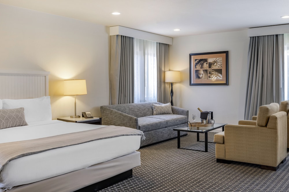 The Lodge At Tiburon 37/66