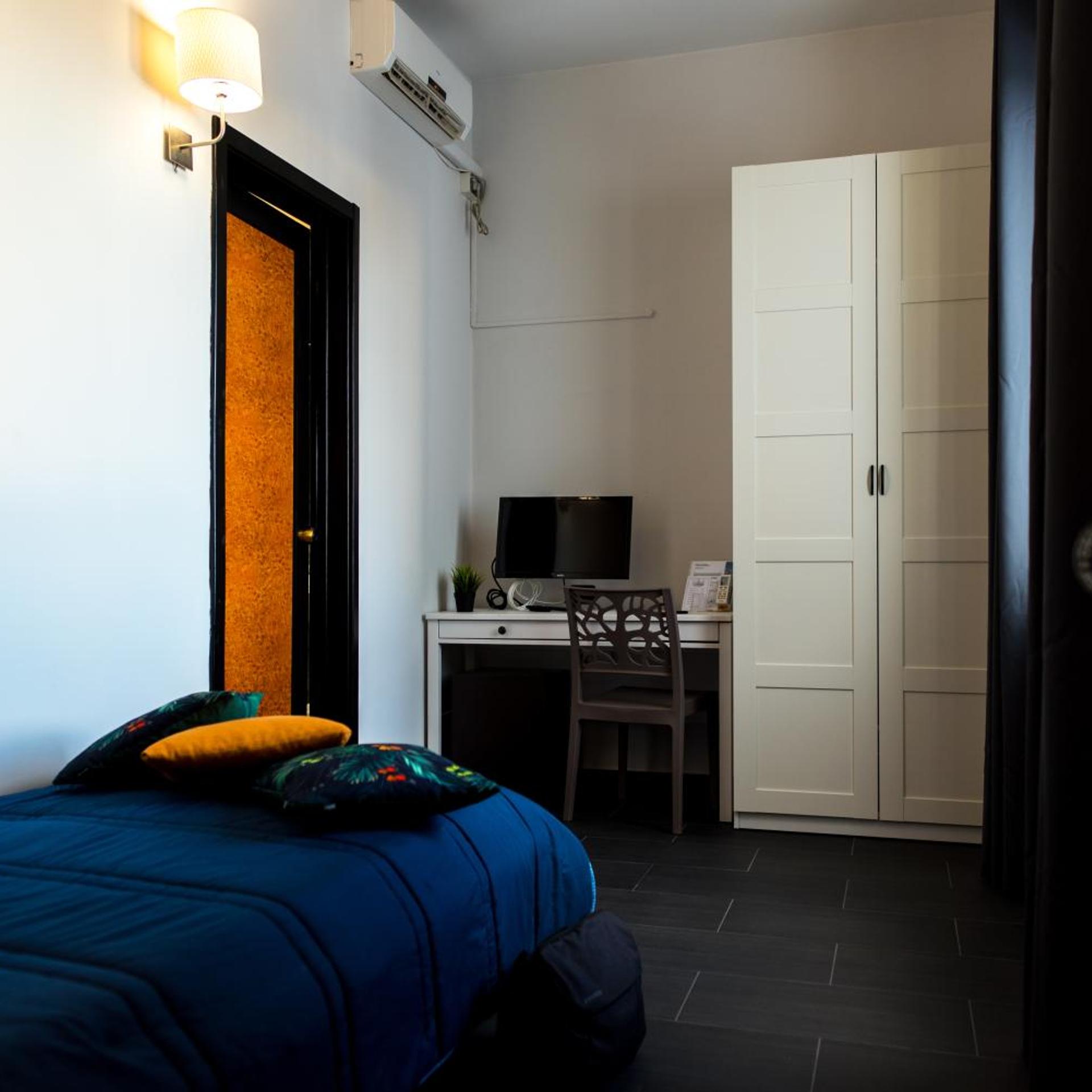 Room, Single