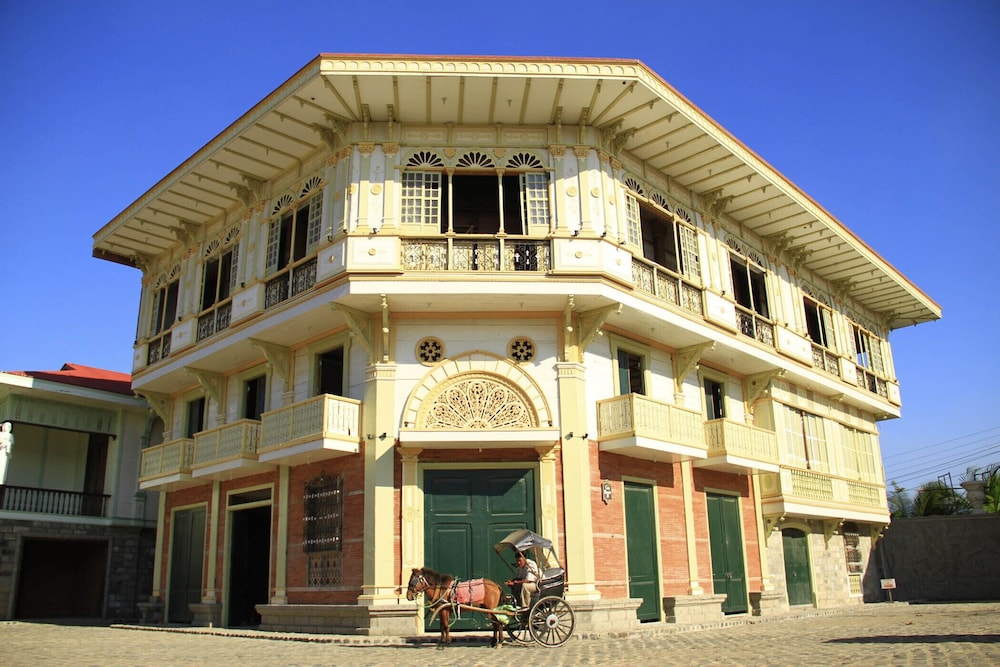 Las Casas Filipinas De Acuzar 2/50