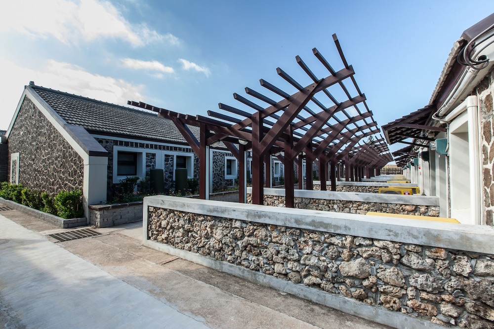 PENGHU BAY RESORT 33/45