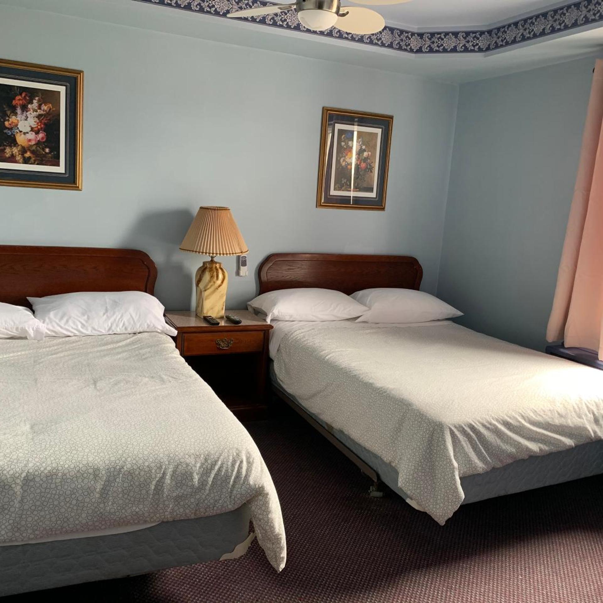 Room, 2 Queen Beds, Lakeview Hotel 4/10