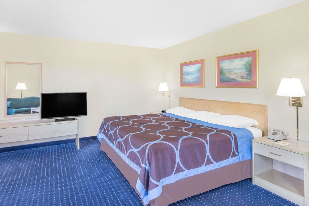 Super 8 By Wyndham Canandaigua 11/23