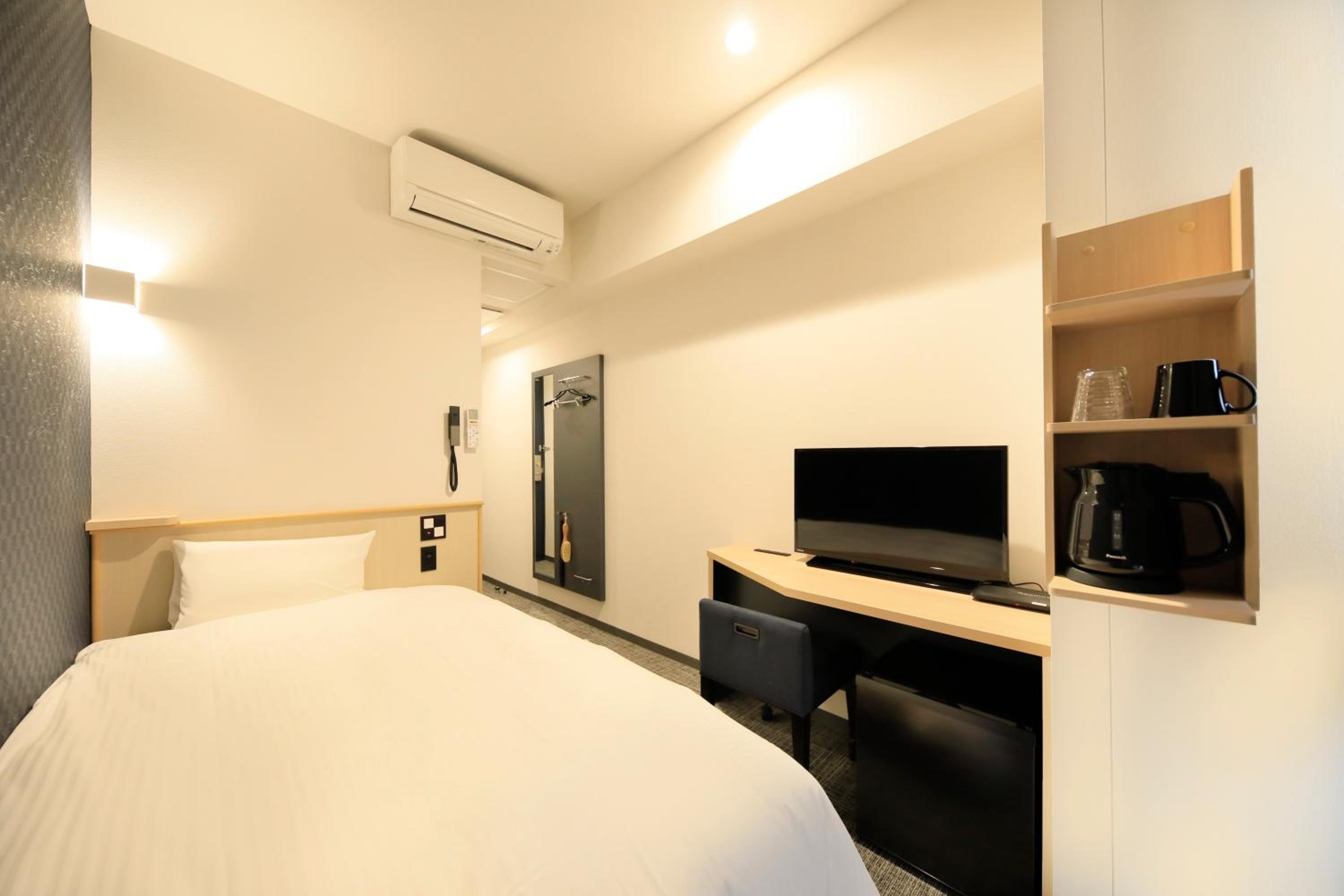 ROOM, SINGLE