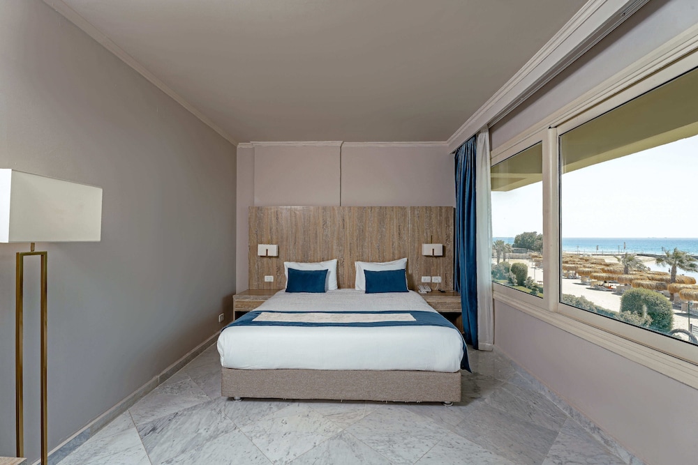 2 BEDROOMS, JUNIOR