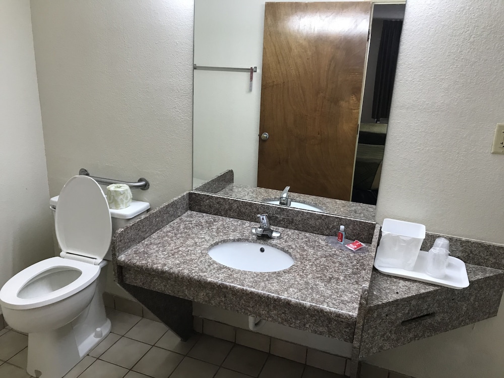 Econo Lodge Savannah Midtown 13/23