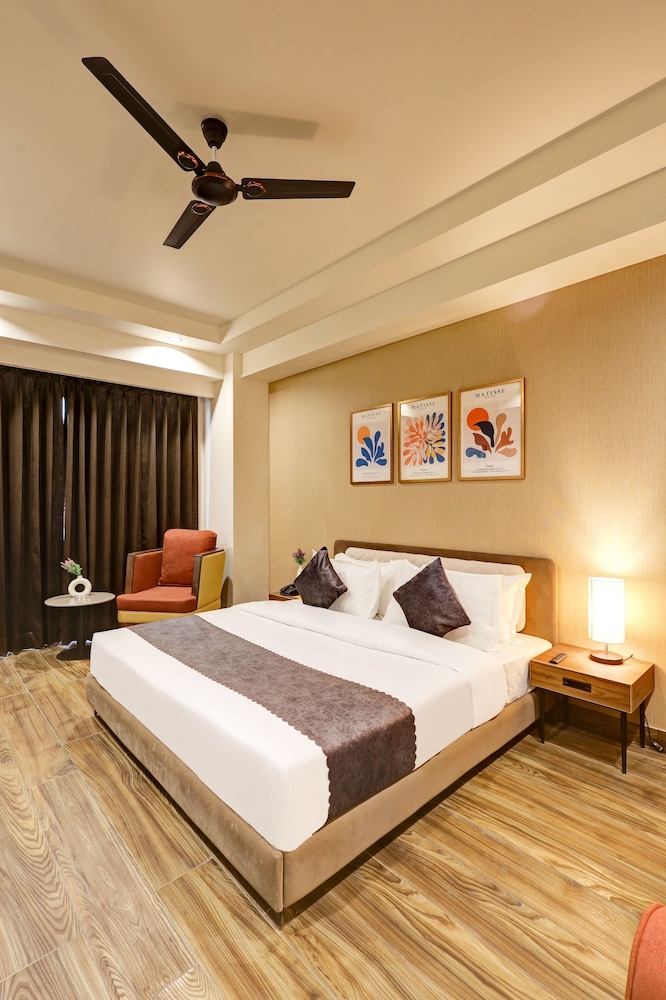 DELUXE SUITE WITH BALCONY