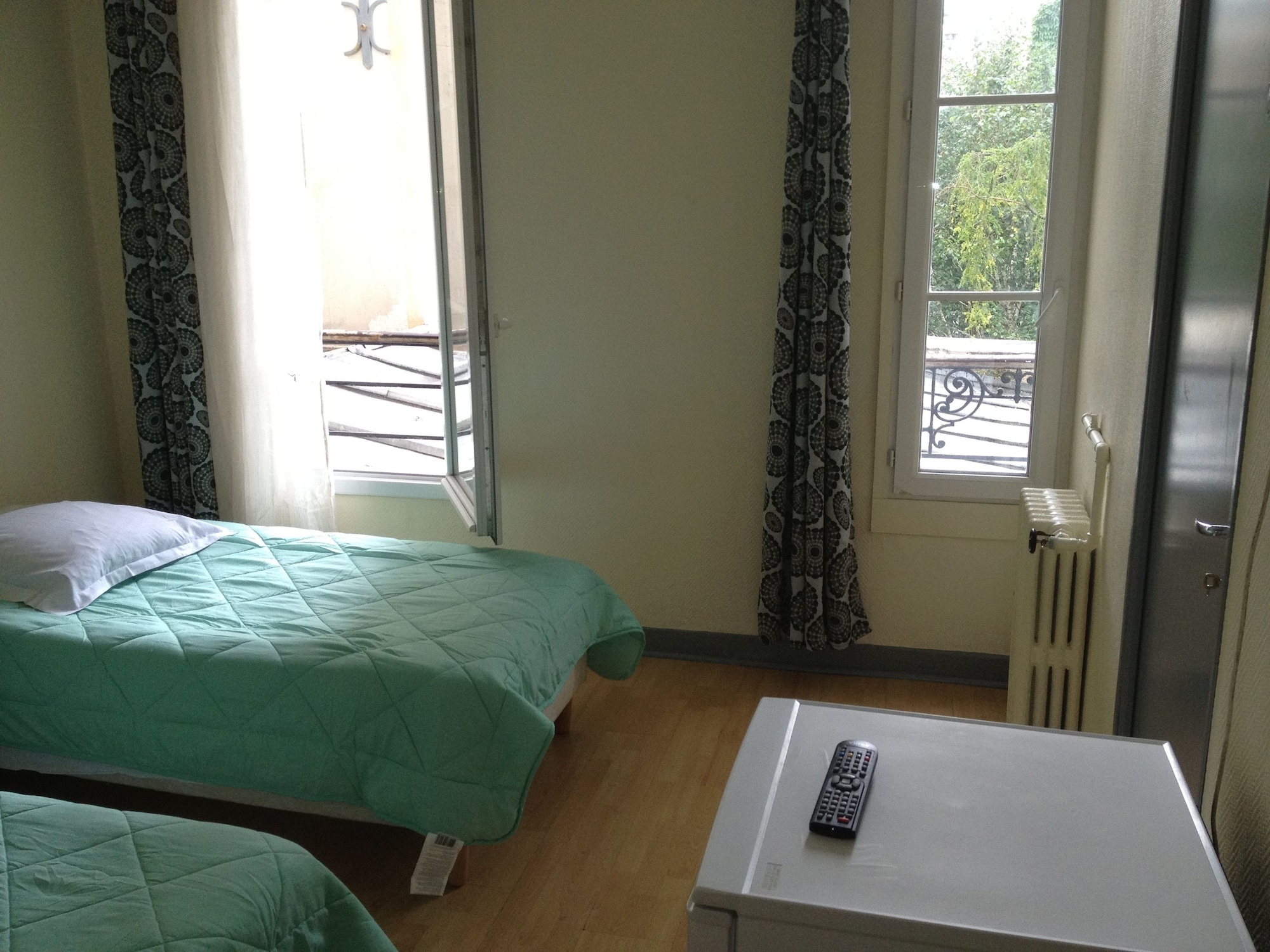 ROOM, TWIN BEDS, SHARED BATHROOM