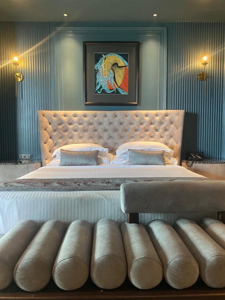 PRESIDENTIAL, SUITE