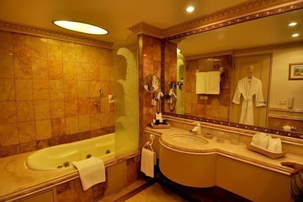 GOLDEN PALMS SPA 28/28