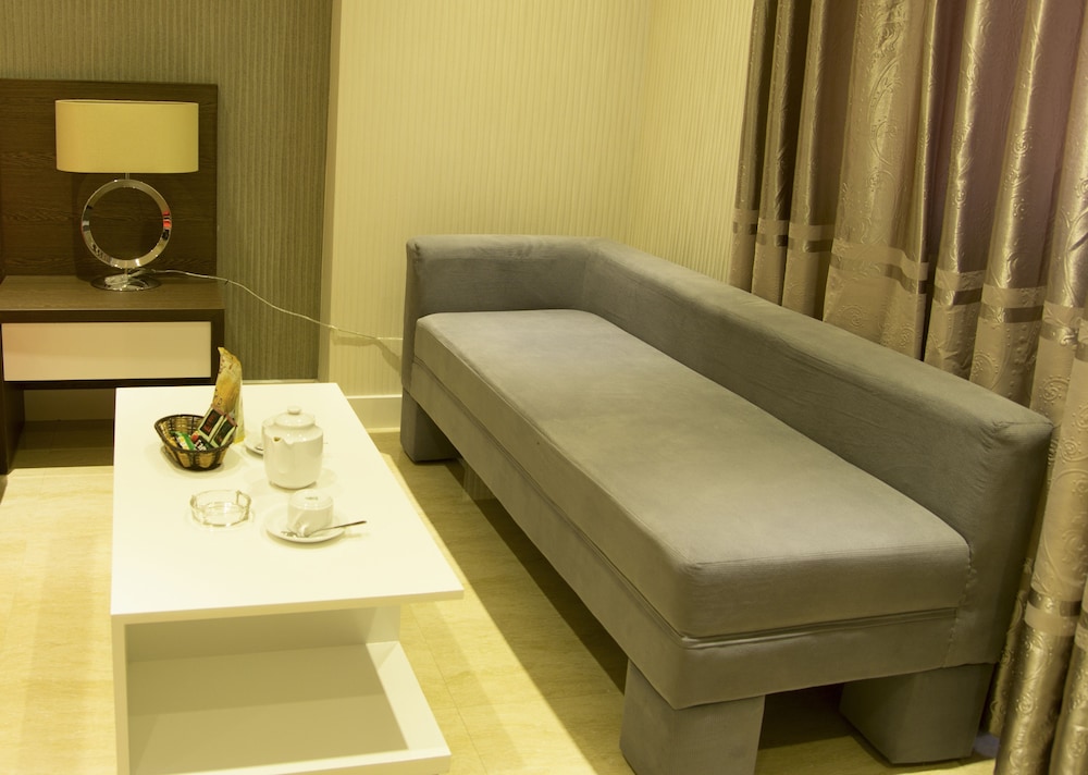 Golden Queen Aparthotel 49/63
