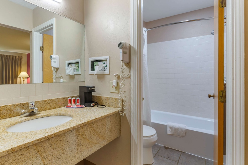 Econo Lodge Sturbridge Route 20 16/49
