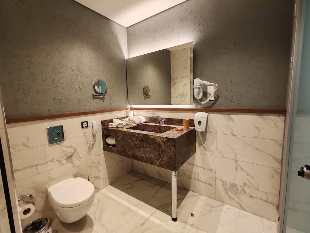 جناح ركني بسرير كينج، ISG Airport Hotel 4/5