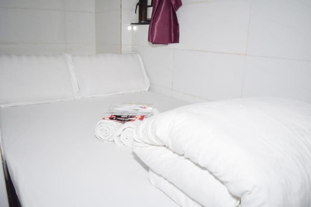 Pay-Less Guest House 29/50