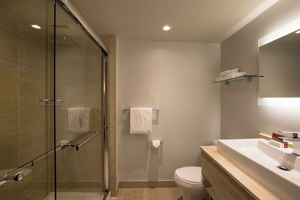 جناح جونيور بسرير كينج وسرير كوين بإطلالة على الجبل، Chateau Bromont 5/8